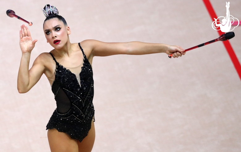 Упражнение с булавами. Лала Крамаренко (Россия)