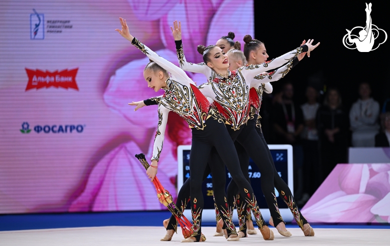 Групповички Академии во время упражнения с булавами