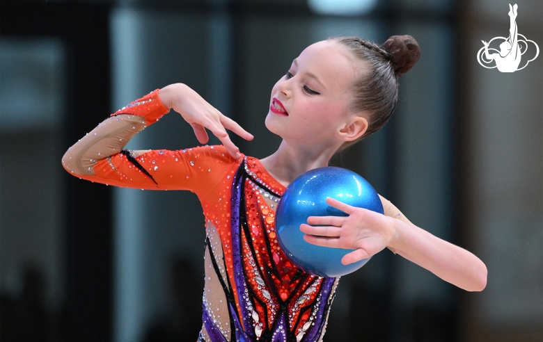 Участница сборов во время выступления на отчетном концерте