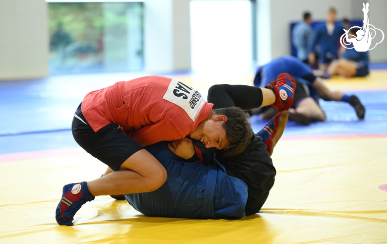 Участники сборов во время тренировки в Академии единоборств