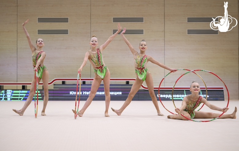 Групповички Свердловской области во время упражнения с обручами