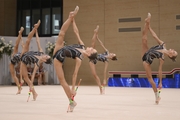 Групповички во время упражнения с булавами в Академии художественной гимнастики «Небесная грация» Алины Кабаевой