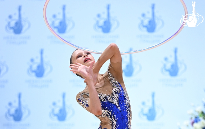 Гимнастка во время упражнения с обручем на всероссийском турнире «Кубок "Небесная грация"»