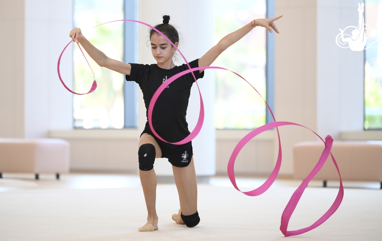 Анна Вакуленко во время упражнения с лентой