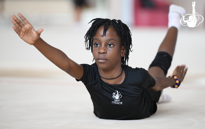 Гимнастка Нкенко-Сита Давина Шансельви во время занятия на сборах в Академии