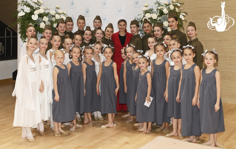 Олимпийская чемпионка Алина Кабаева c участницами фестиваля, посвященного 80-летию Победы в Великой Отечественной войне