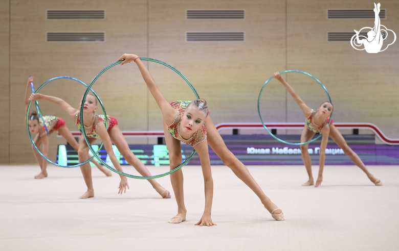 Групповички Нижегородской области во время упражнения с обручами