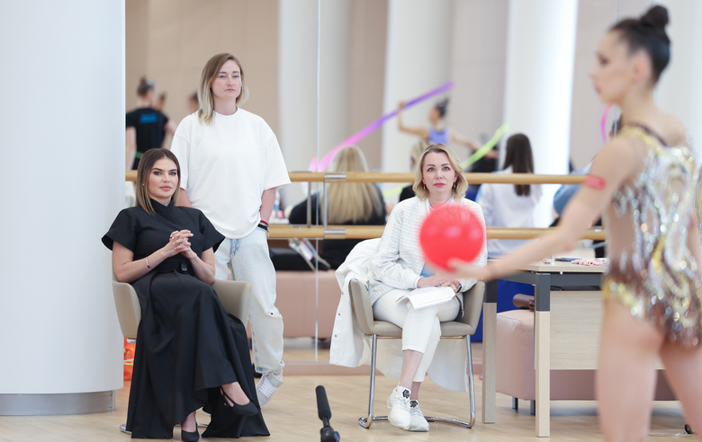 17 июня 2025 года. Олимпийская чемпионка Алина Кабаева вместе с тренером Ириной Гусаровой и хореографом Еленой Егоровой готовит гимнасток перед выступлением на втором этапе «Кубка сильнейших»