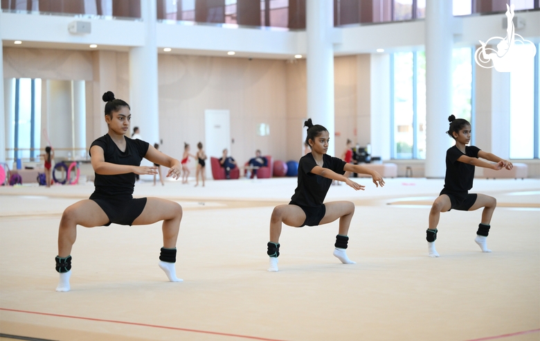 Гимнастки Кимая Карле, Арья и Авани Нитеш Кадам во время тренировки в Академии