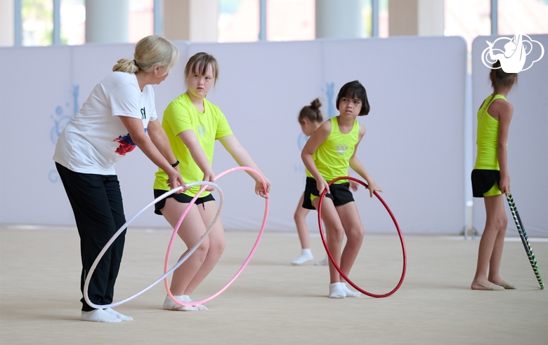 Тренер-преподаватель из Санкт-Петербурга Ольга Зорькина занимается на сборах с детьми с особенностями развития