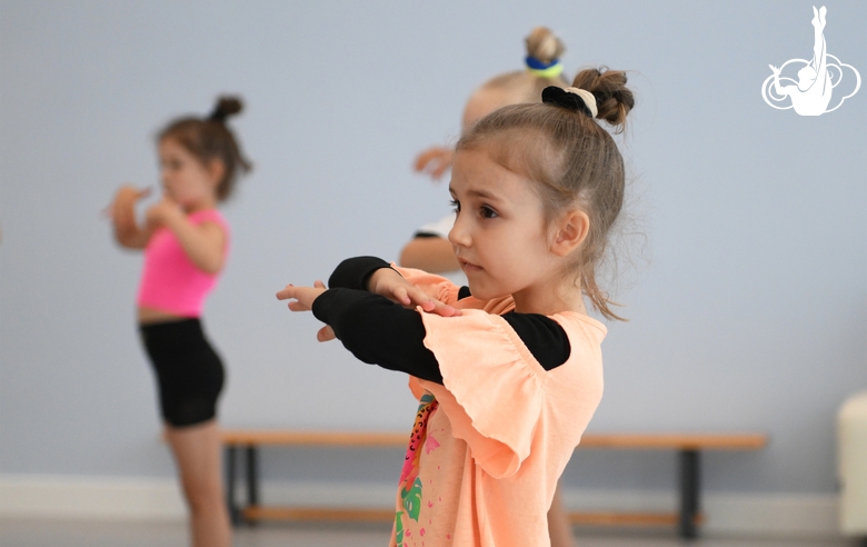 Гимнастка во время занятия танцами на учебно-тренировочных сборах в Академии