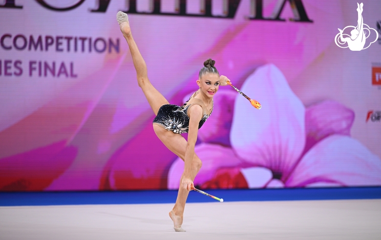 Каролина Пахтусова во время упражнения с булавами