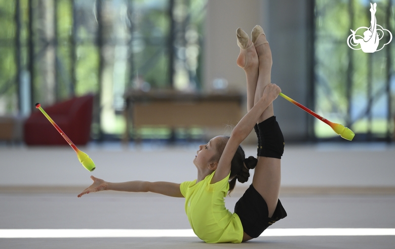 Вероника Малинина во время упражнения с булавами