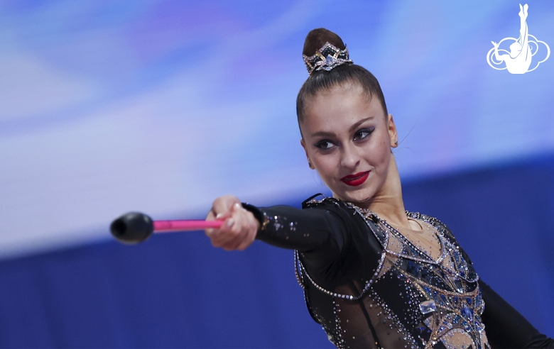 Сильва Саргсян во время упражнения с булавами