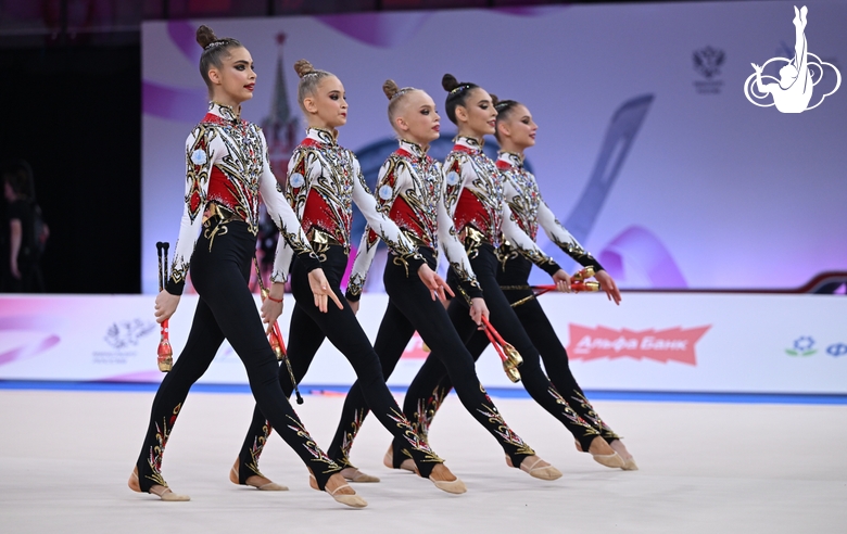 Групповички Академии во время упражнения с булавами