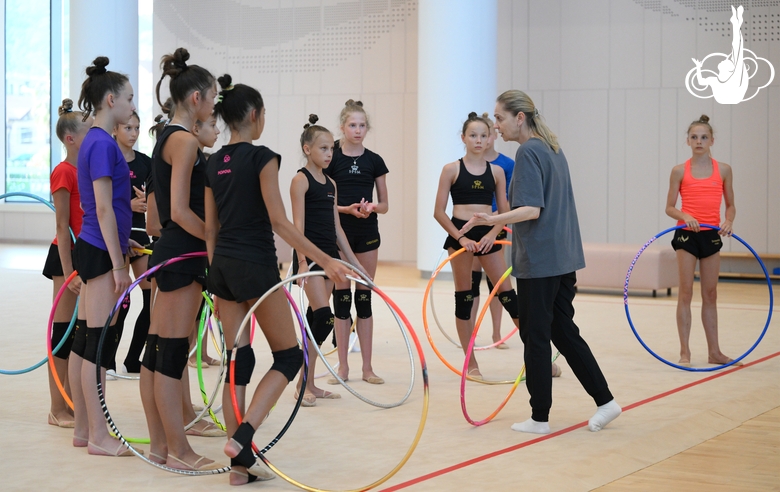 Гимнастки и тренер Оксана Скалдина во время восстановительных сборов в Академии