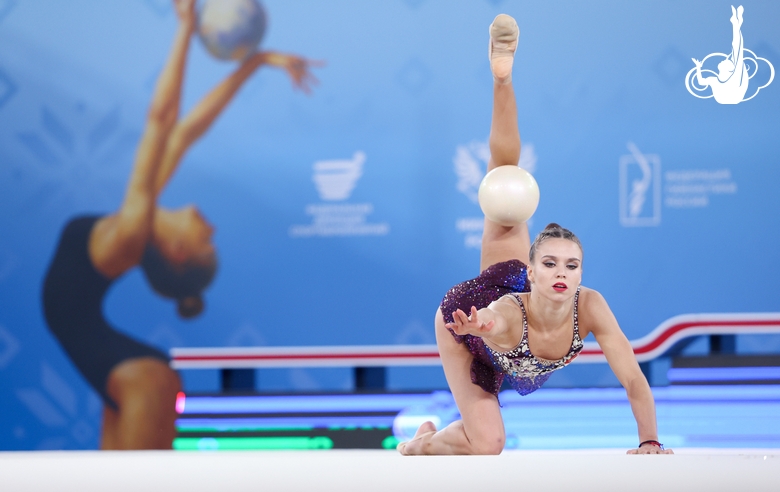 Владислава Николаенко во время упражнения с мячом