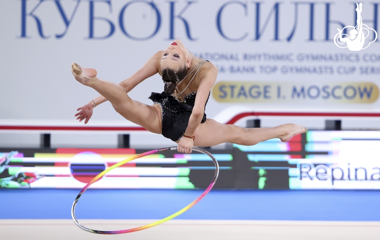 Анна Репина во время упражнения с обручем