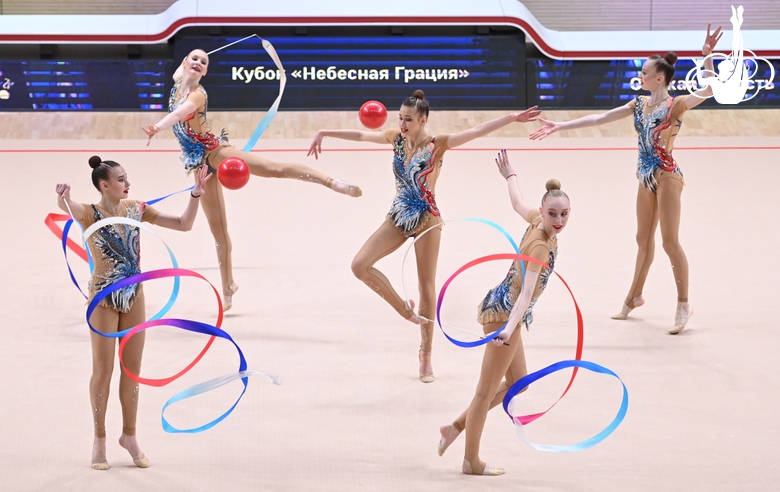 Гимнастки во время упражнения с мячами и лентами