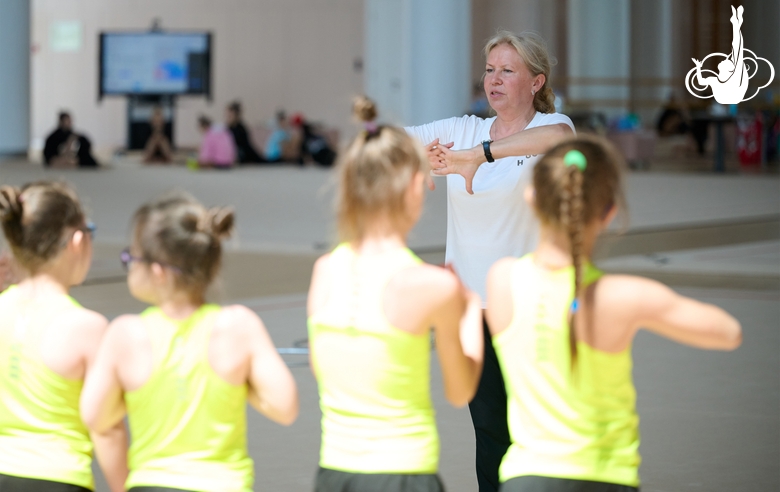 Тренер-преподаватель из Санкт-Петербурга Ольга Зорькина занимается на сборах с детьми с особенностями развития