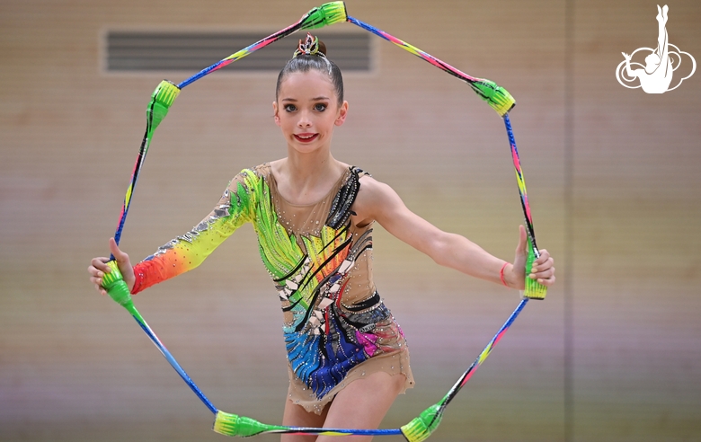 Гимнастка во время упражнения с булавами