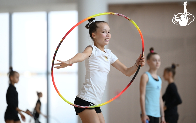 Гимнастка во время занятия на учебно-тренировочных сборах в Академии