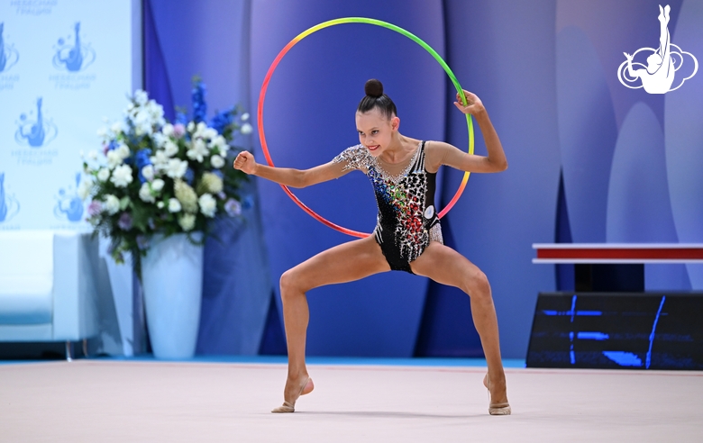 Полина Семенова во время выполнения упражнения с обручем на всероссийском турнире «Кубок "Небесная грация"»