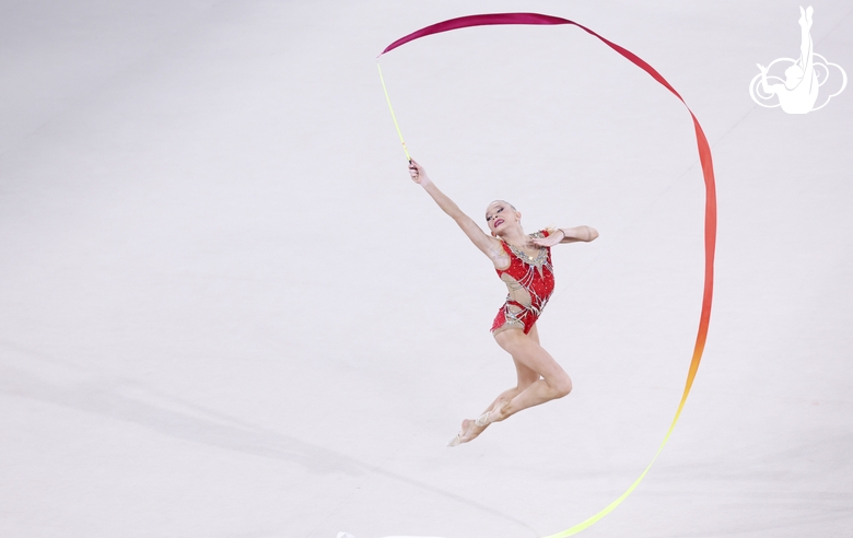 Каролина Пахтусова во время упражнения с лентой