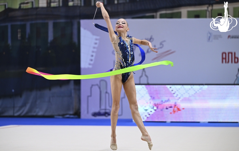 Майя Фурман во время упражнения с лентой