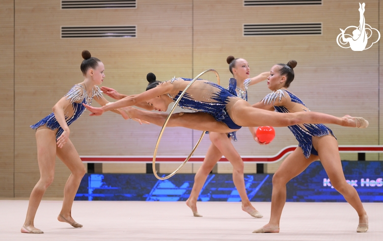 Групповички во время упражнения с обручами и мячами