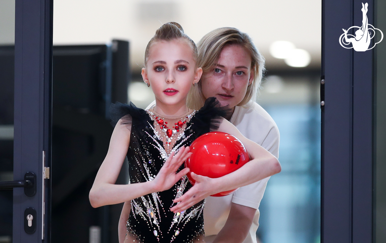 Тренер Елена Беркова поддерживает спортсменку перед стартом контрольной тренировки