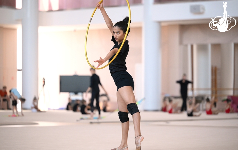 Гимнастка Арья Нитеш Кадам во время тренировки в Академии