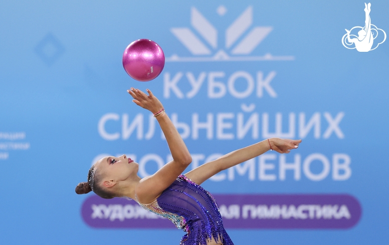 Яна Заикина во время упражнения с мячом