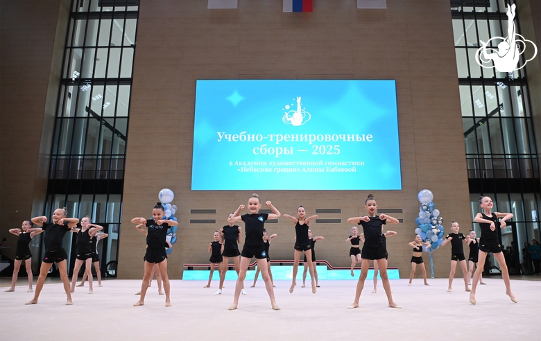 Участницы сборов во время выступления на отчетном концерте