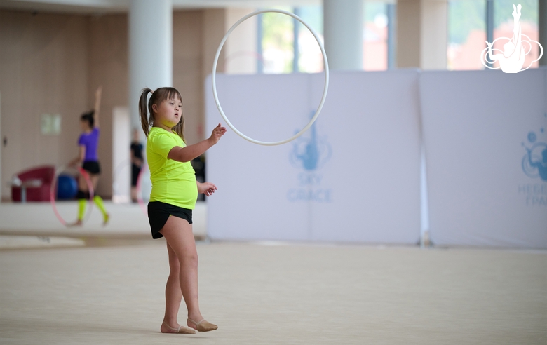 Юная гимнастка во время тренировки на сборах
