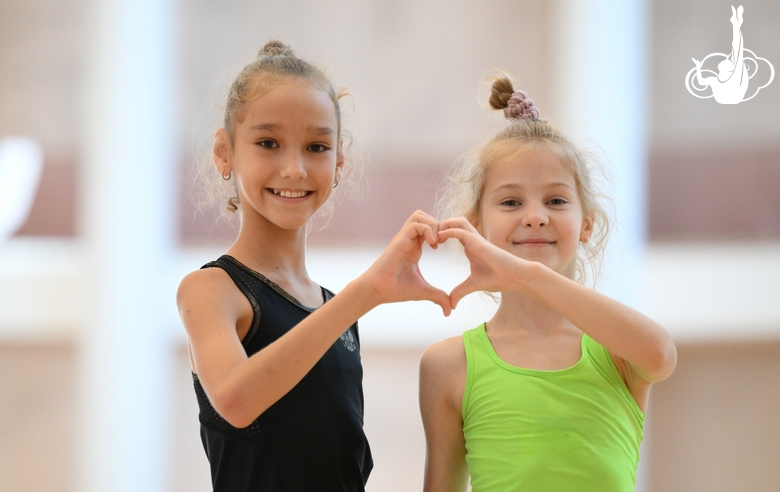 Гимнастки во время занятия на учебно-тренировочных сборах в Академии