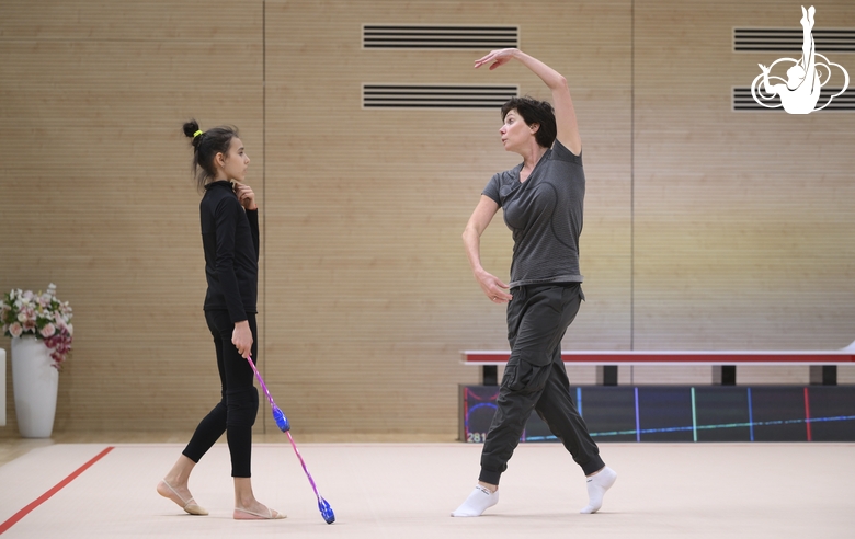 Хореограф фестиваля «Алина» Ирина Зеновка во время занятия с групповичками Академии