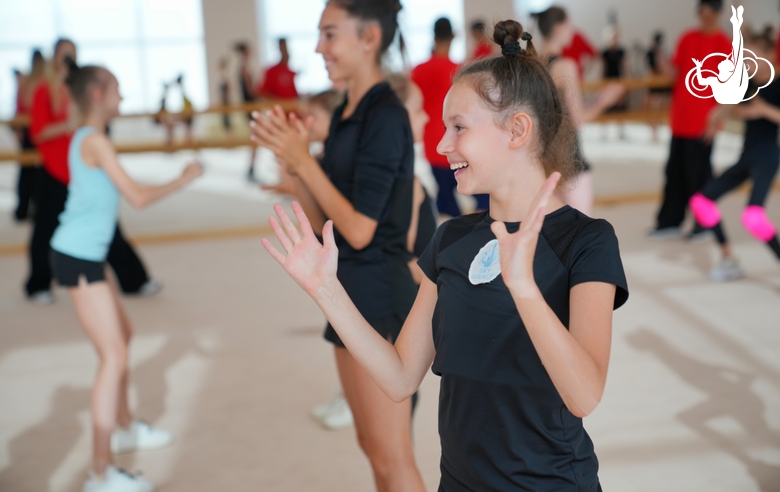 Гимнастки Академии во время мастер-класса Театра Аллы Духовой TODES