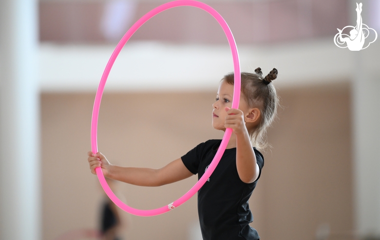 Юная гимнастка во время тренировки