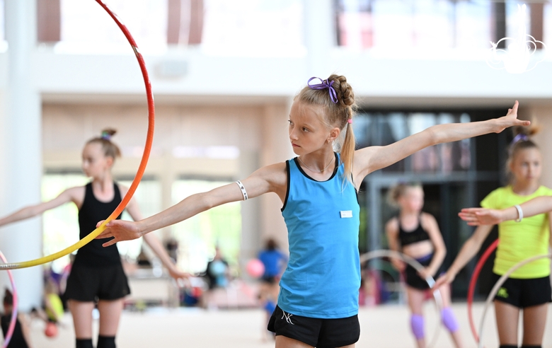 Гимнастка из «Амурского тигра» во время упражнения с обручем