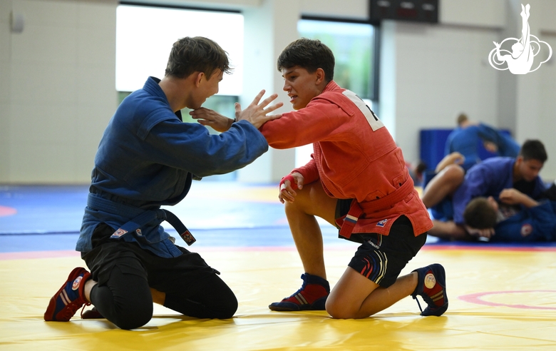 Участники сборов во время тренировки в Академии единоборств