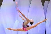 Гимнастка во время выполнения упражнения с булавами на всероссийском турнире «Кубок "Небесная грация"»