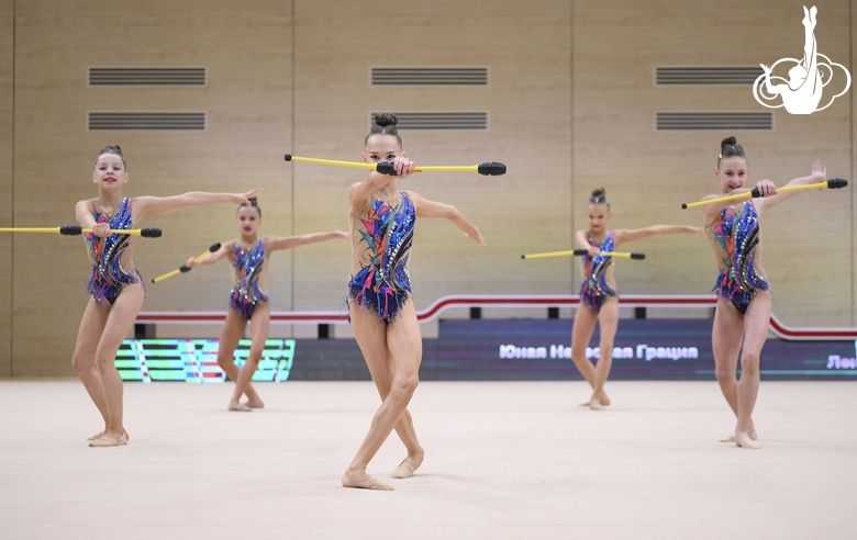 Групповички Ленинградской области во время упражнения с булавами