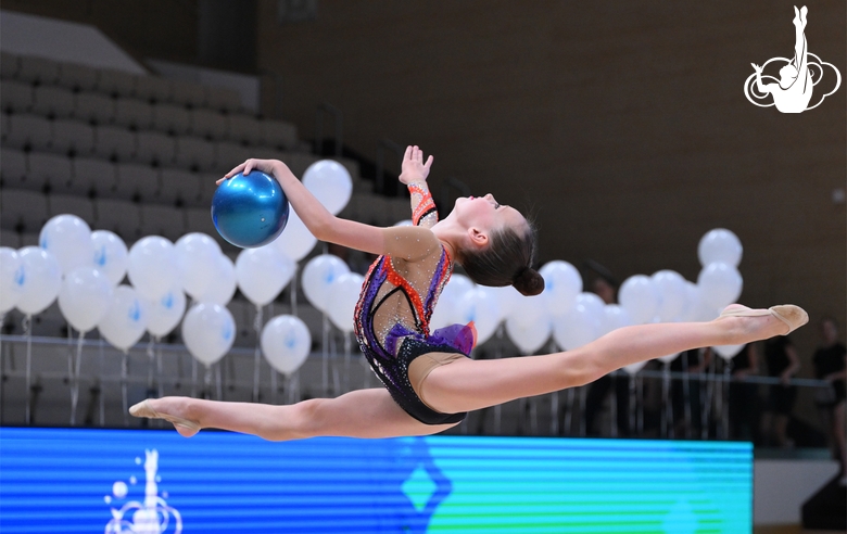 Участница сборов во время выступления на отчетном концерте