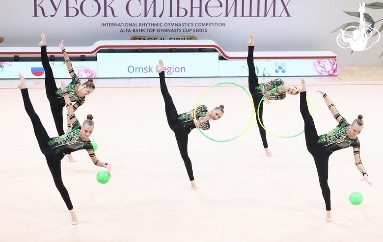 Групповички Омской области во время упражнения с обручами и мячами
