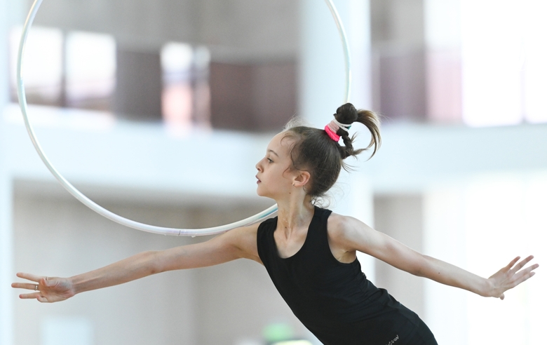 Мирослава Монина во время упражнения с обручем