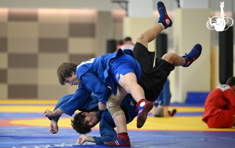 Участники сборов во время тренировки в Академии единоборств