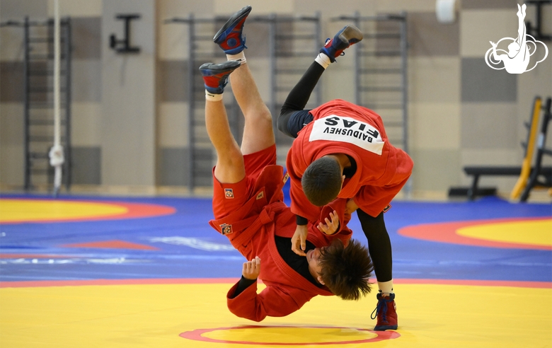 Участники сборов во время тренировки в Академии единоборств