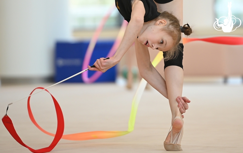 Кристина Войтенко во время упражнения с лентой