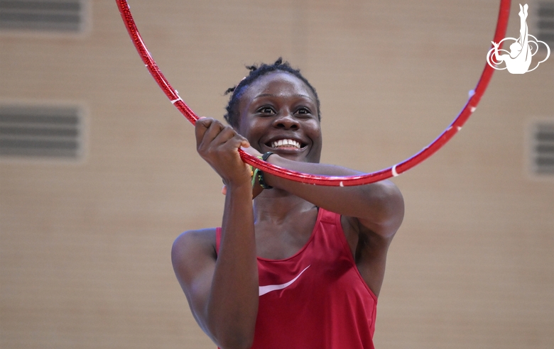 Маланда Майнга Месси Селест во время выступления на отчетном концерте